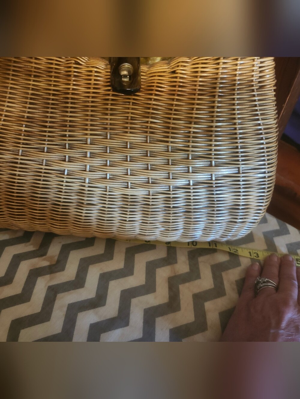 Vintage Raffia Handbag With Double Lucite Handles - Picture 10 of 10